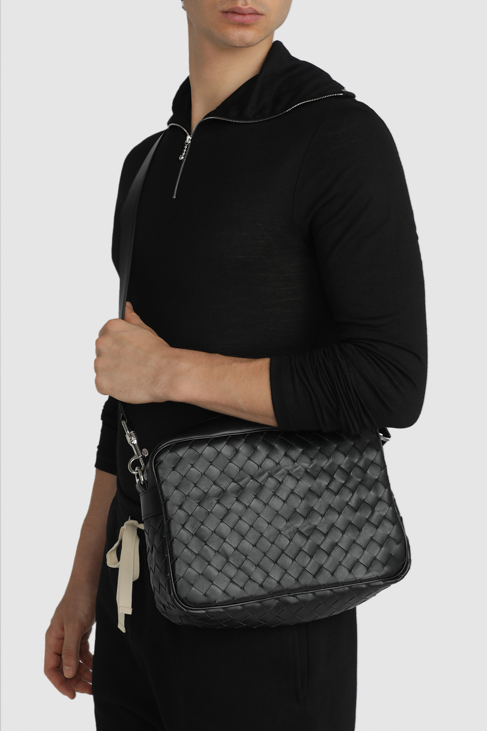 תמונת כל הלוק של תיק קרוס מעור